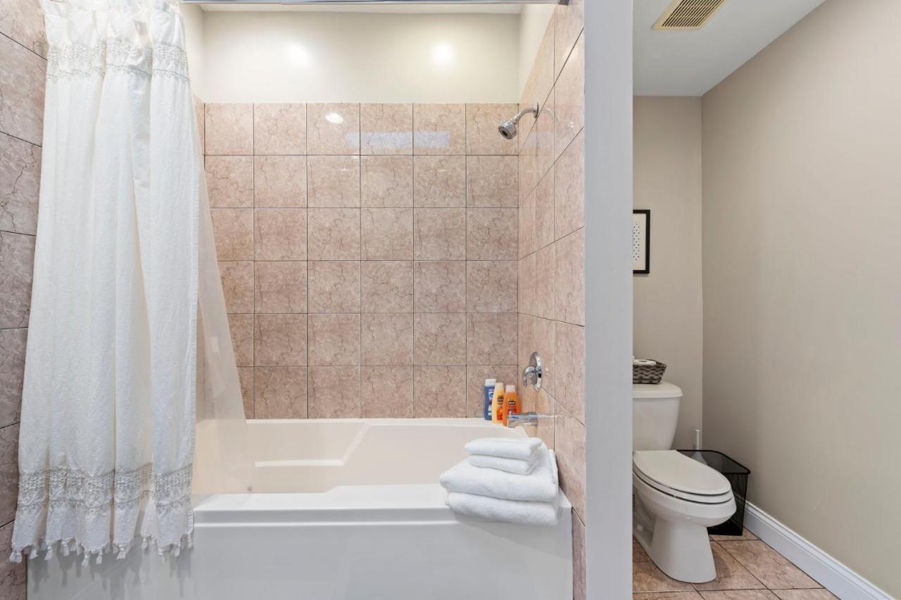 Spacious Luxury Retreat 8 Bed Oasis With 6 Baths Chicago