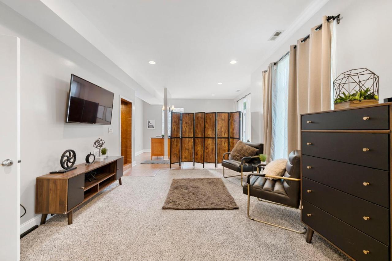 Spacious Luxury Retreat 8 Bed Oasis With 6 Baths Chicago